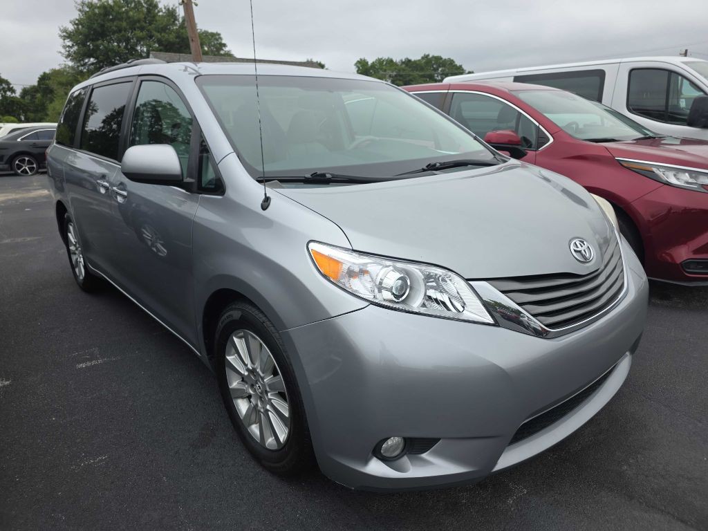2013 Toyota Sienna Image 3