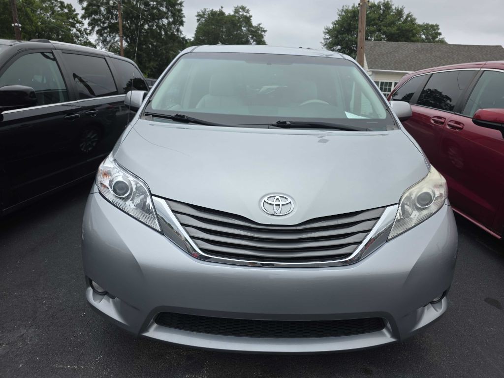 2013 Toyota Sienna Image 4