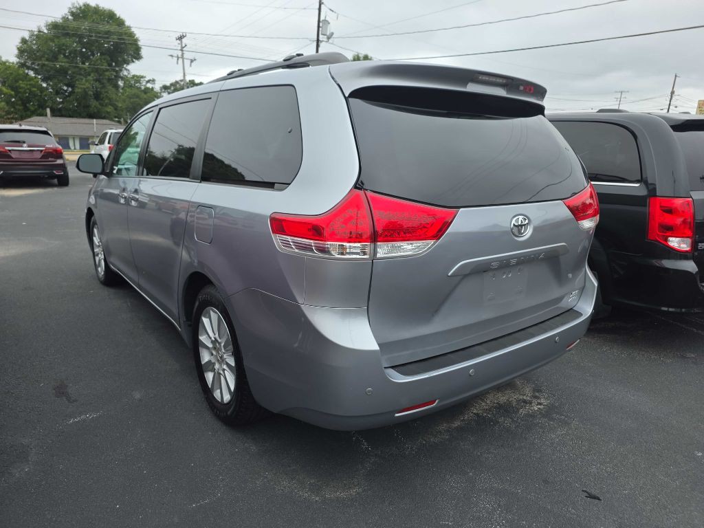 2013 Toyota Sienna Image 6