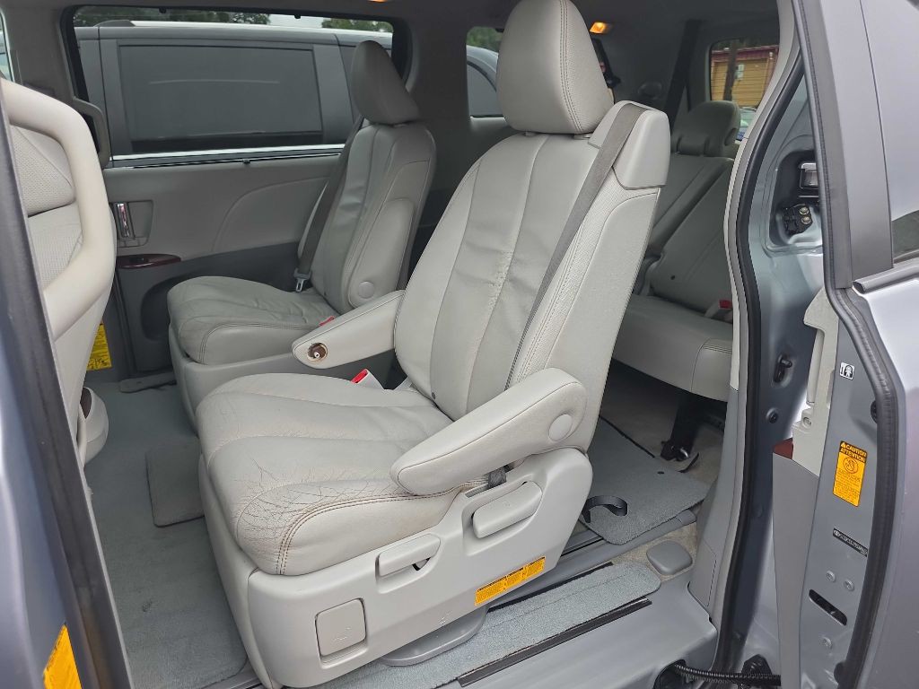 2013 Toyota Sienna Image 7