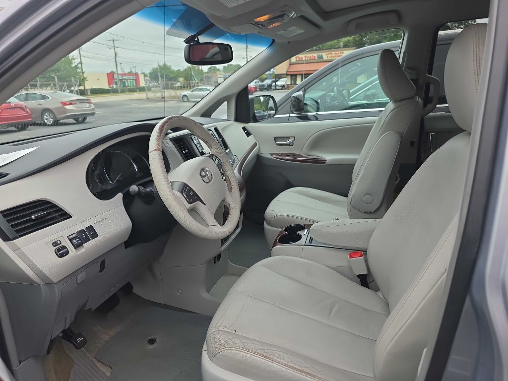 2013 Toyota Sienna Image 8
