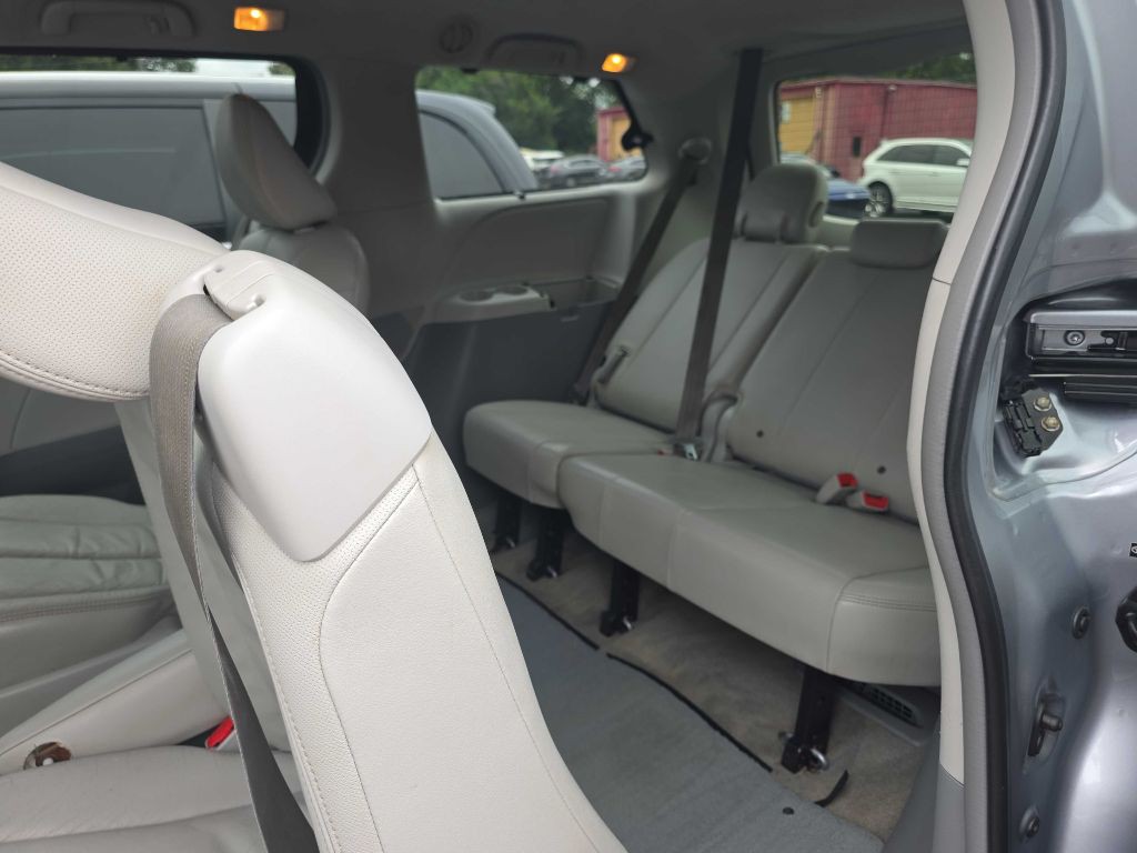 2013 Toyota Sienna Image 9