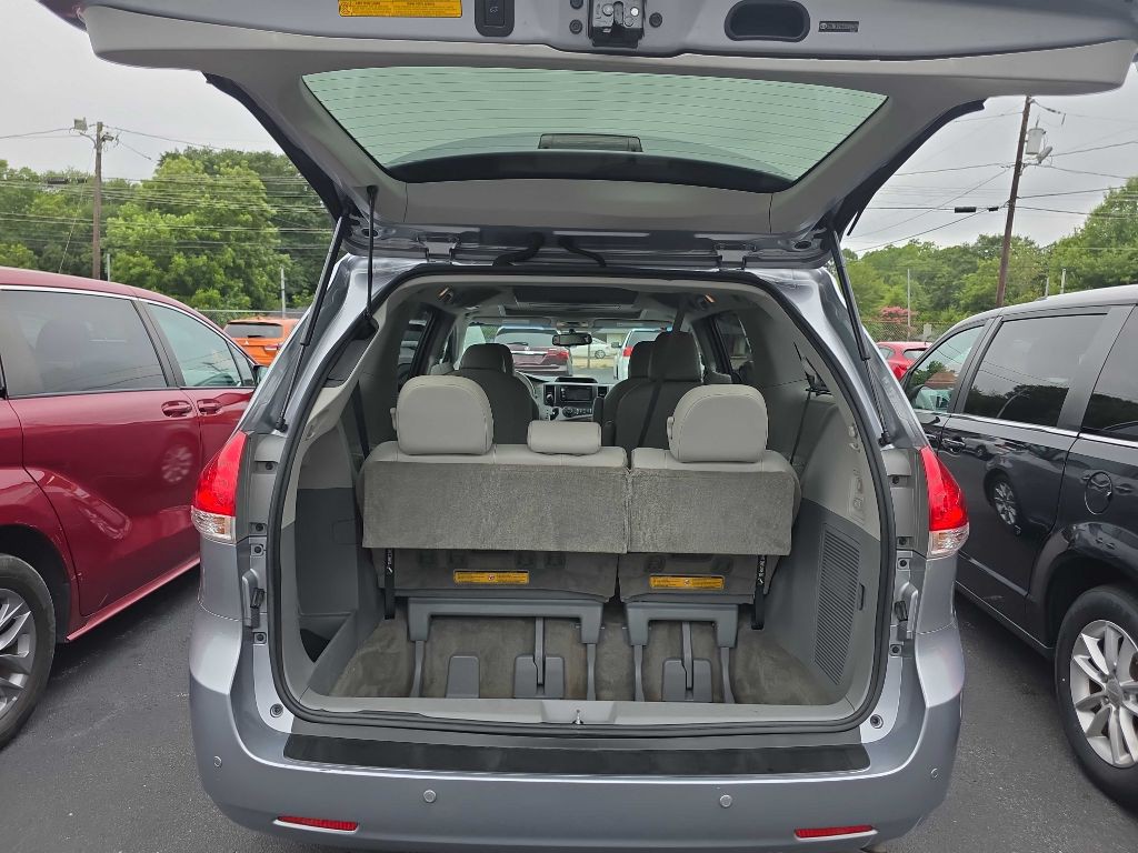 2013 Toyota Sienna Image 10