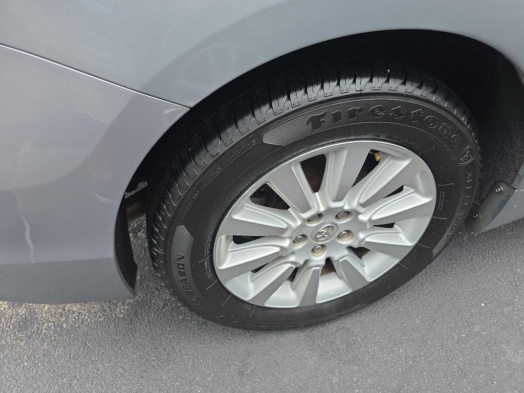 2013 Toyota Sienna Image 11