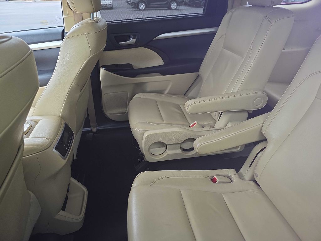 2016 Toyota Highlander Image 8