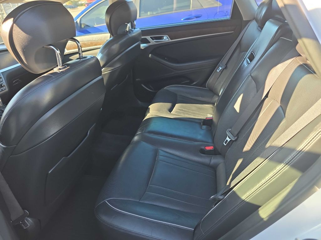 2015 Hyundai Genesis Image 9