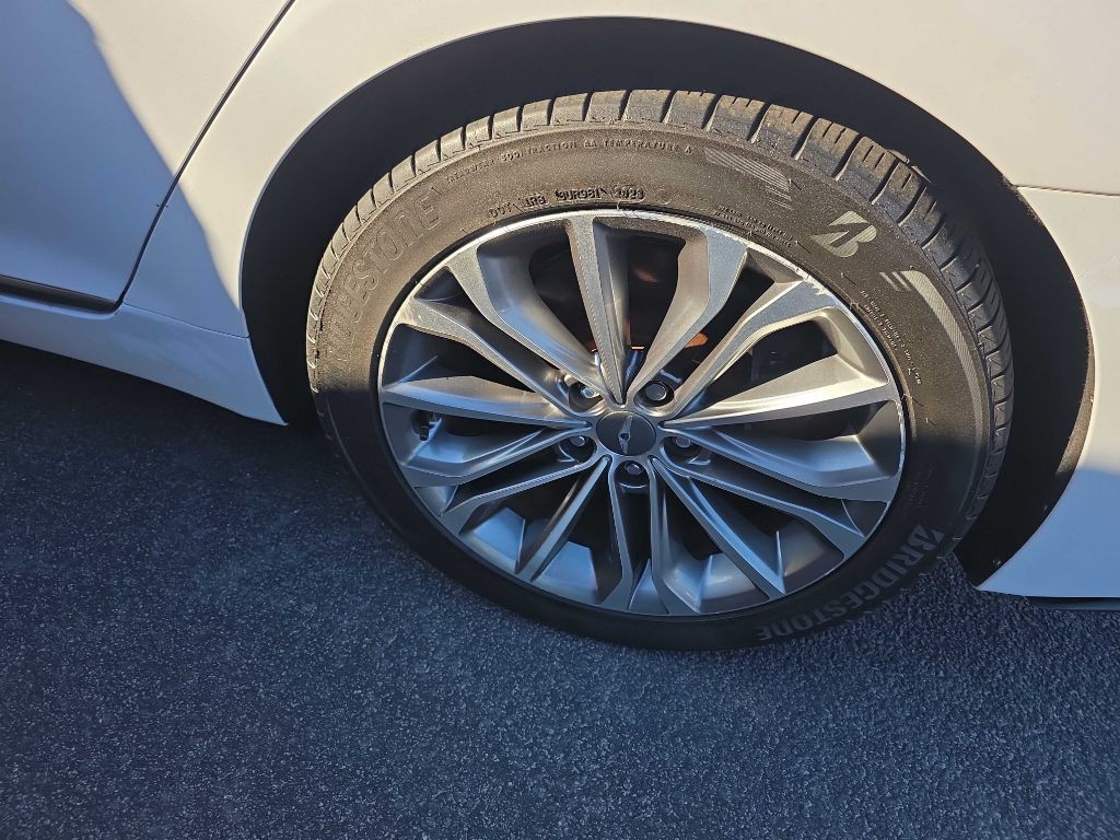 2015 Hyundai Genesis Image 10