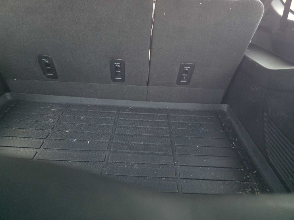 2022 Chevrolet Suburban Image 2