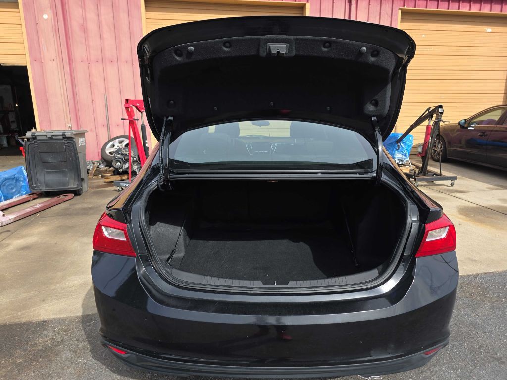 2017 Chevrolet Malibu Image 3