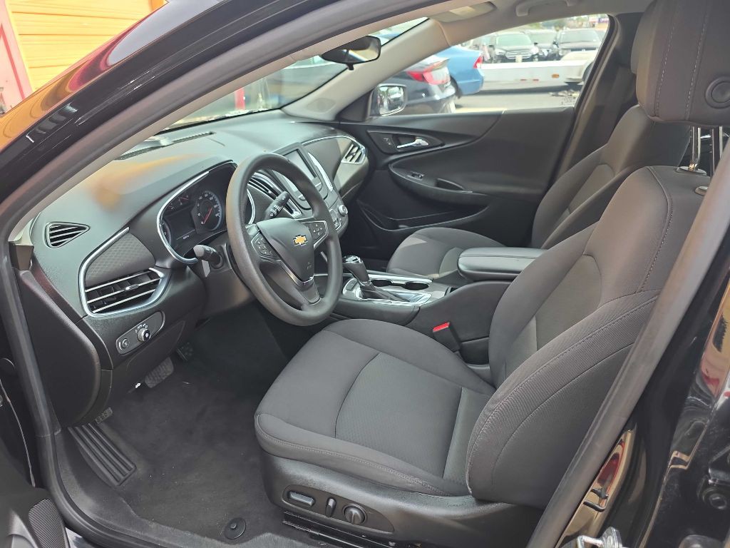 2017 Chevrolet Malibu Image 8