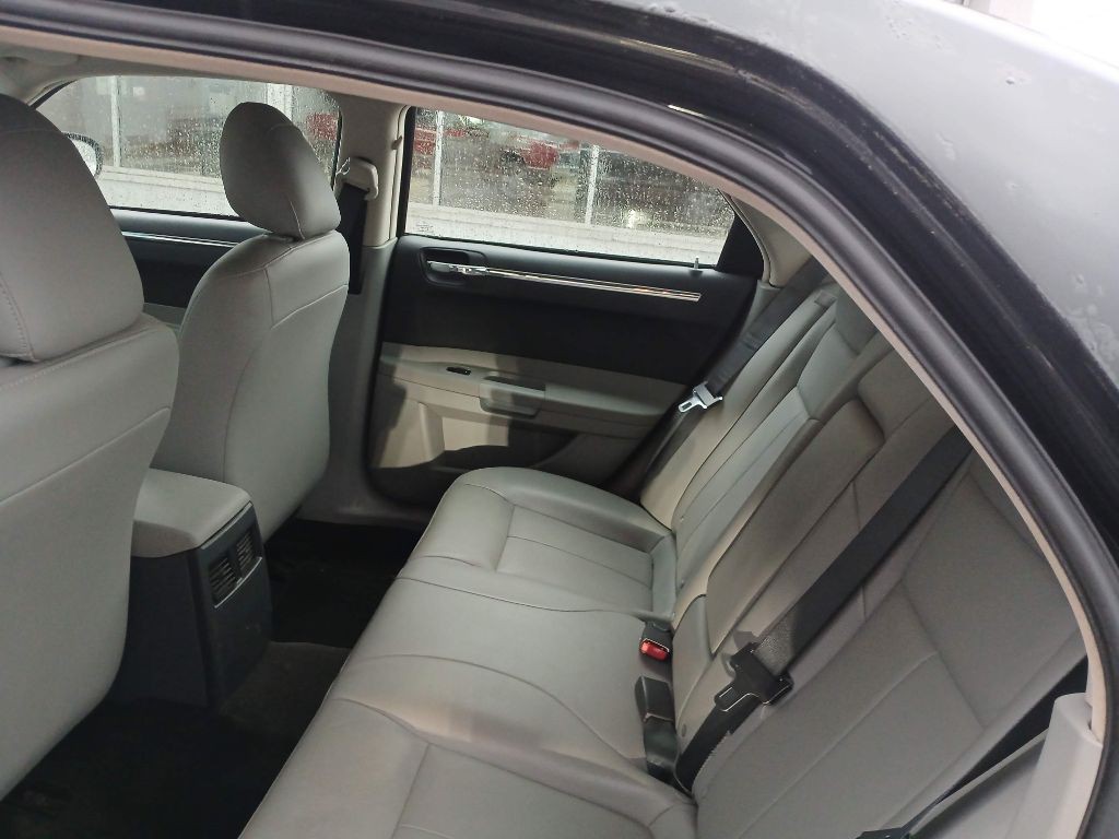 2006 Chrysler 300 Image 10
