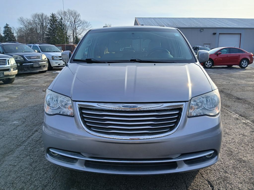 2013 Chrysler Town & Country Image 2