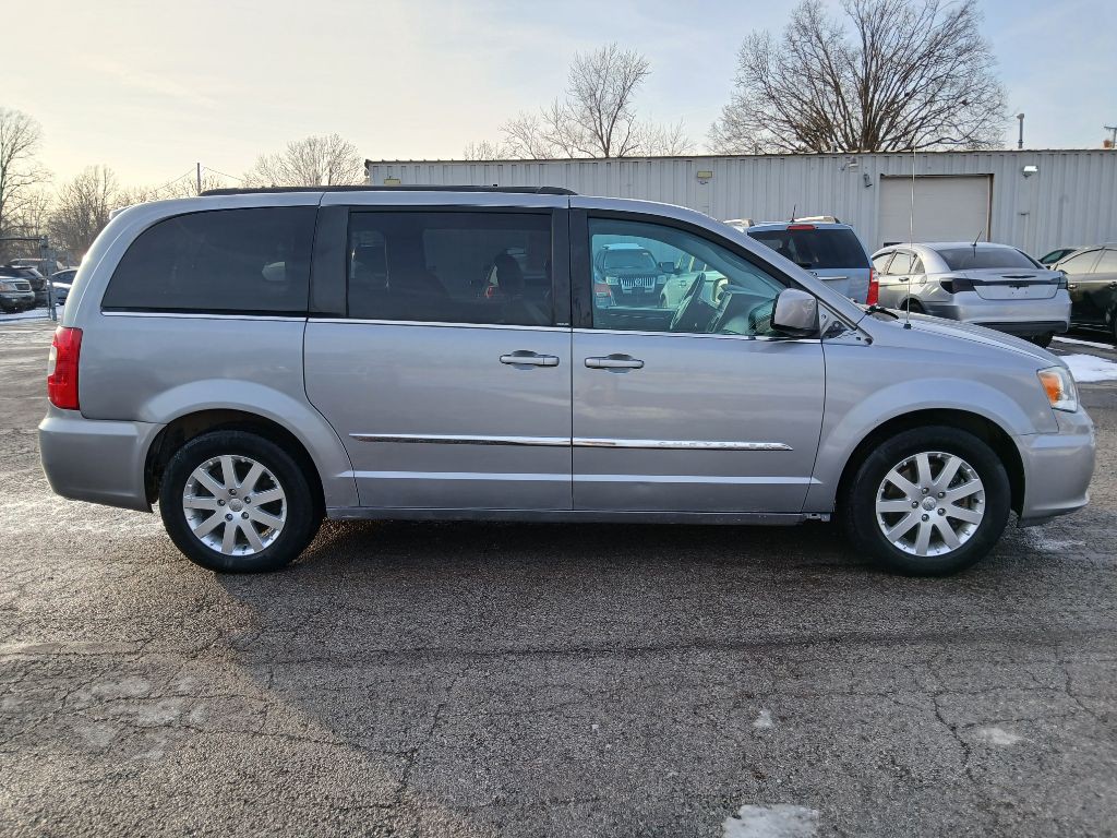 2013 Chrysler Town & Country Image 4