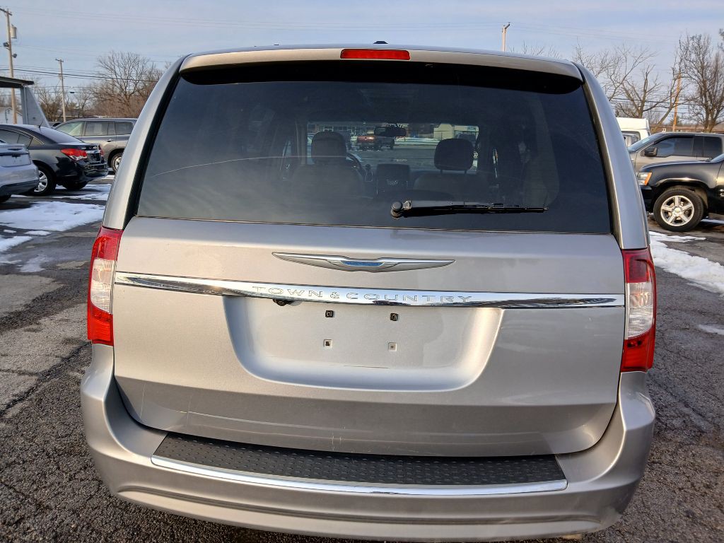 2013 Chrysler Town & Country Image 6