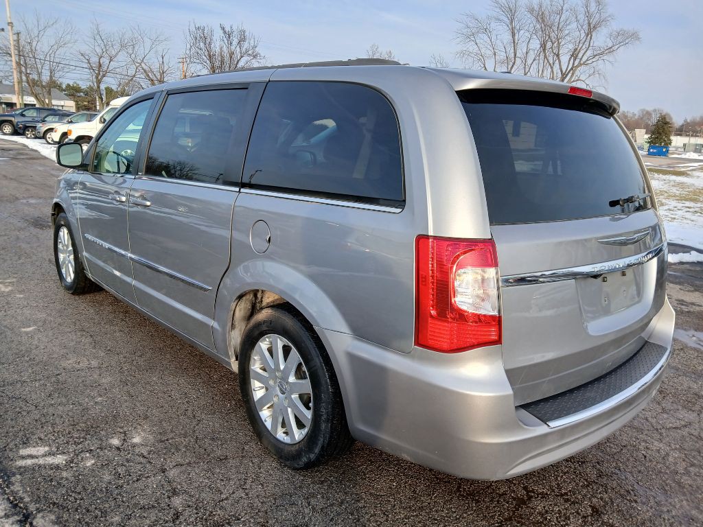 2013 Chrysler Town & Country Image 7