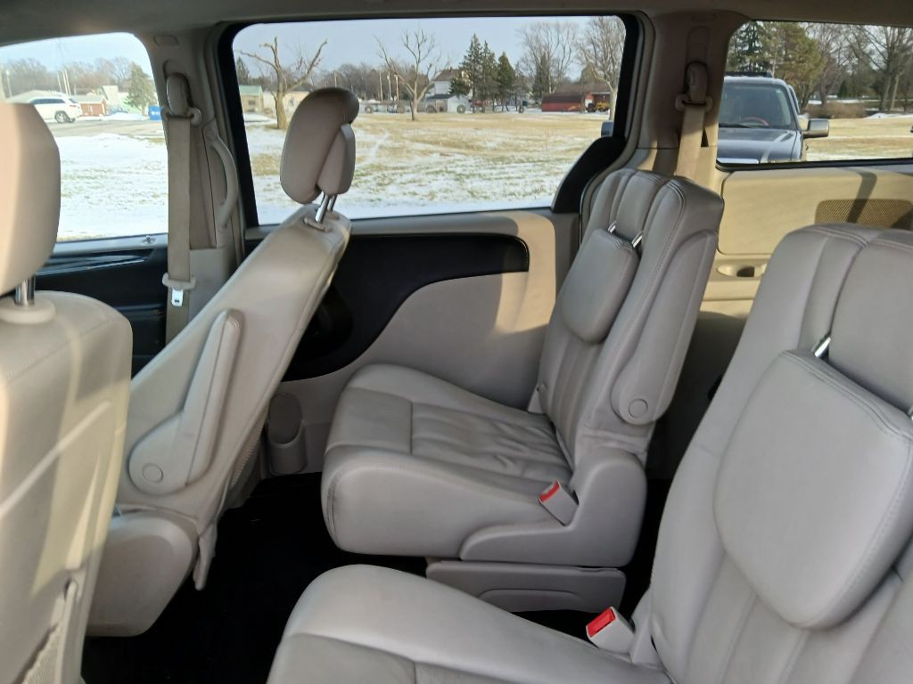 2013 Chrysler Town & Country Image 11