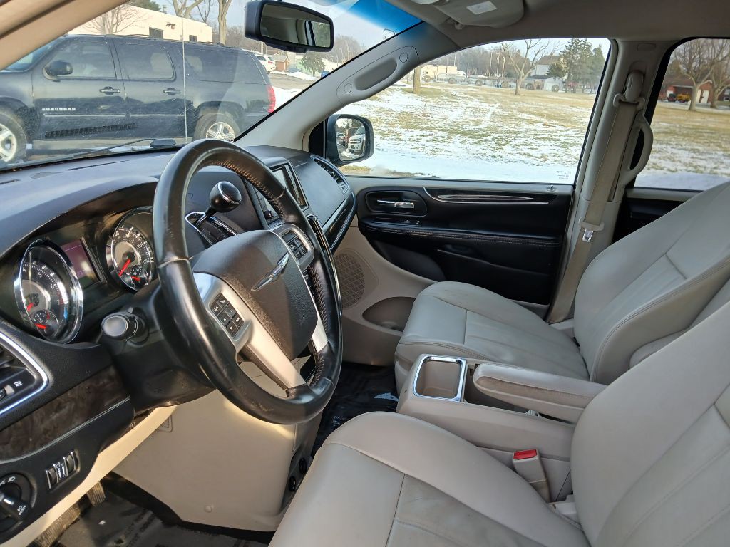 2013 Chrysler Town & Country Image 24