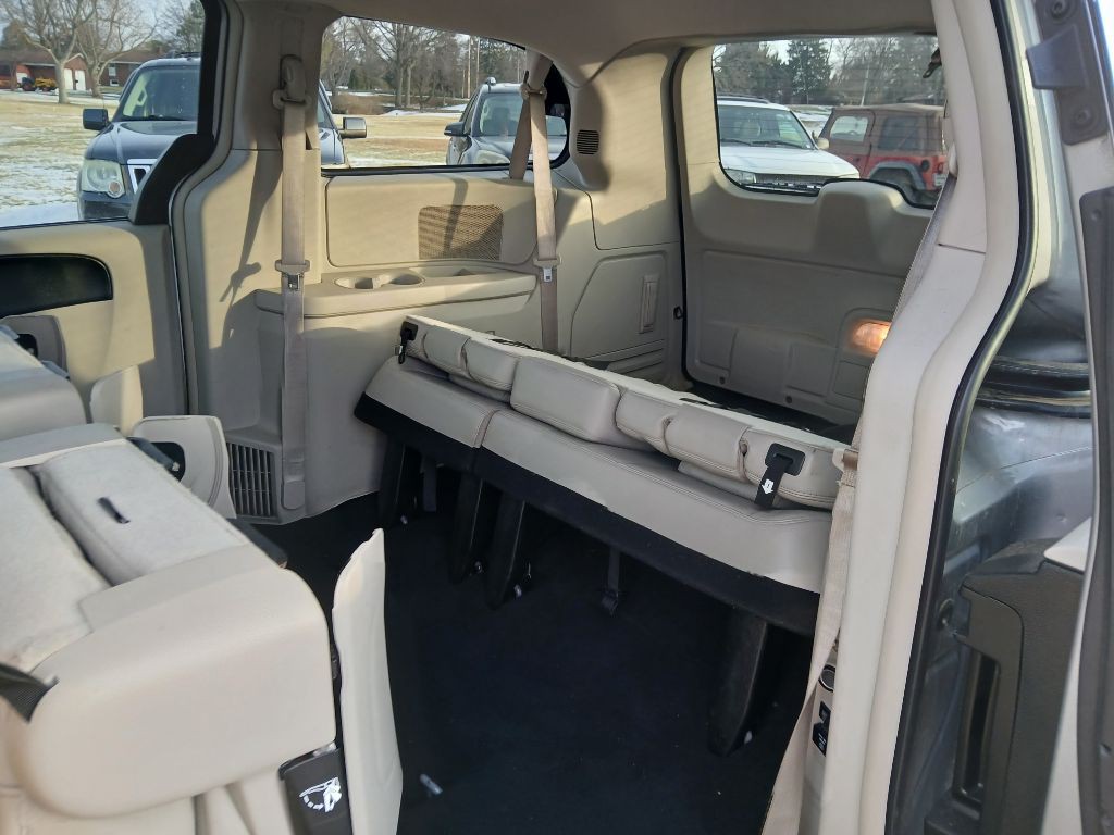 2013 Chrysler Town & Country Image 25