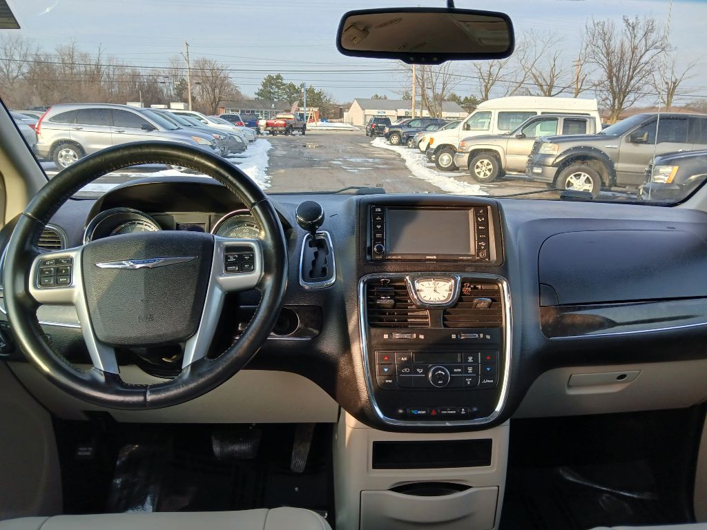 2013 Chrysler Town & Country Image 27