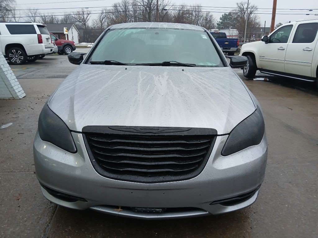 2013 Chrysler 200 Image 2