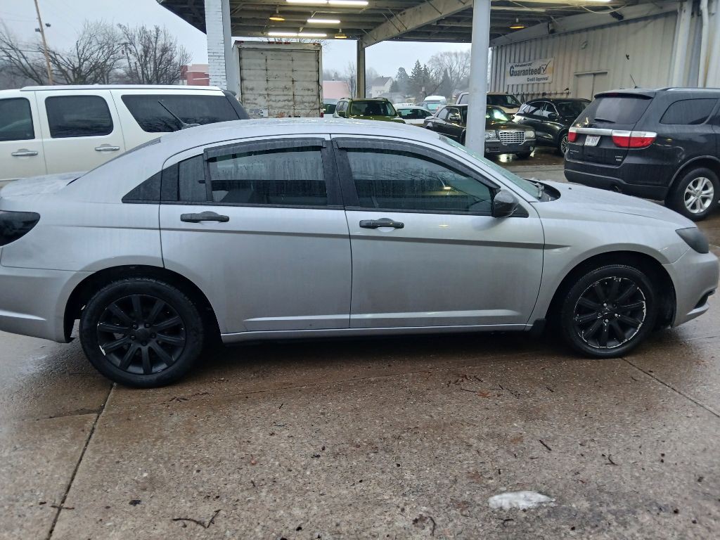 2013 Chrysler 200 Image 4