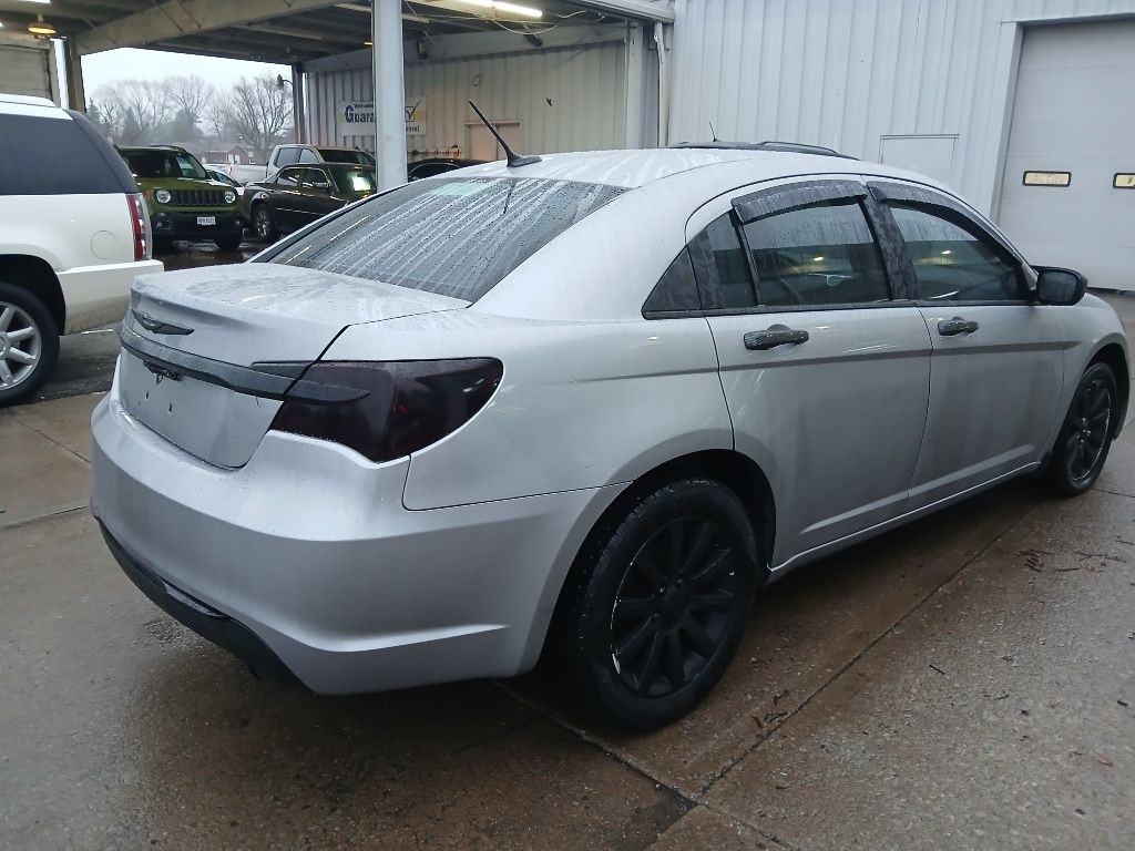 2013 Chrysler 200 Image 5