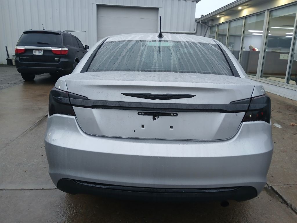 2013 Chrysler 200 Image 6