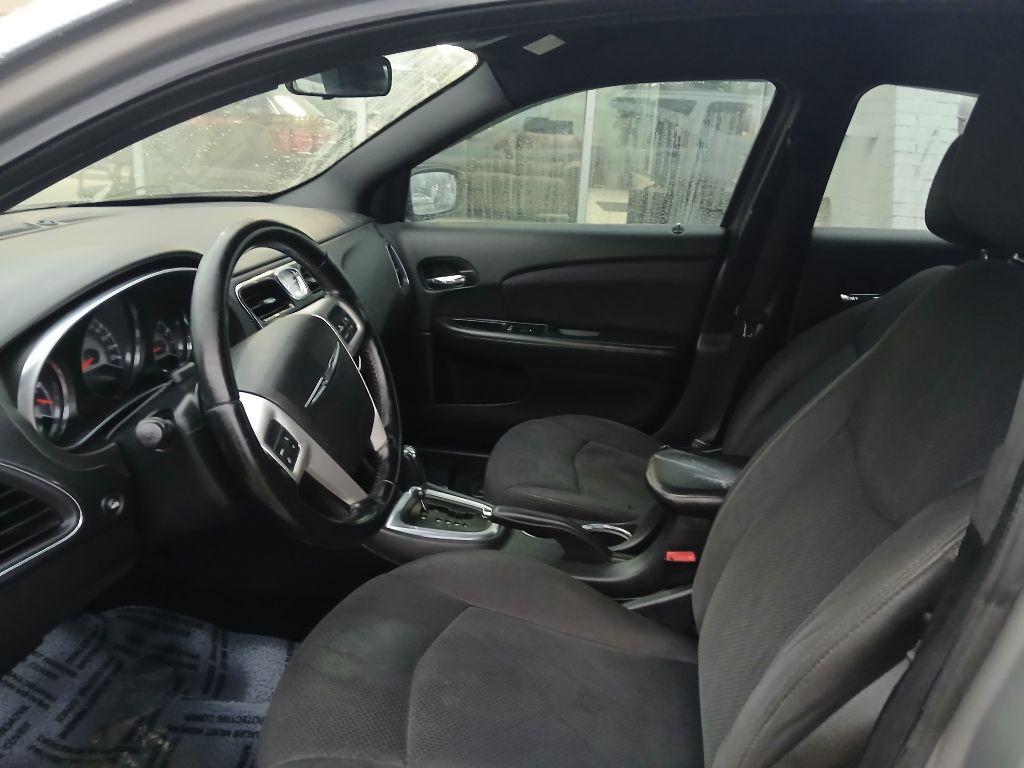 2013 Chrysler 200 Image 9