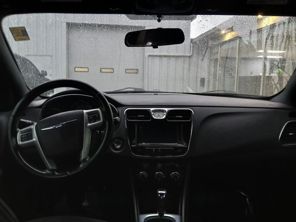 2013 Chrysler 200 Image 11