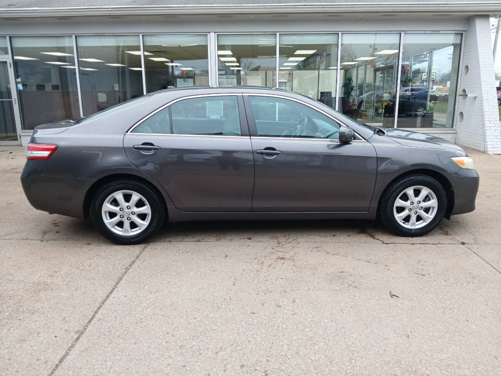 2011 Toyota Camry Image 2