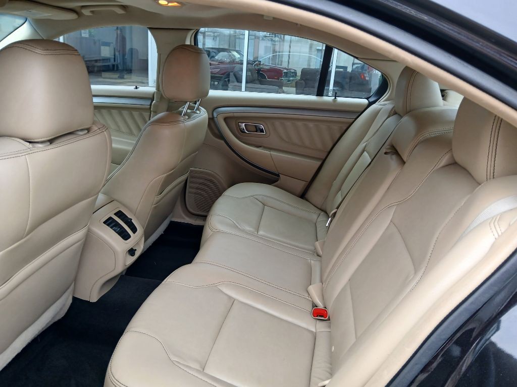 2015 Ford Taurus Image 21