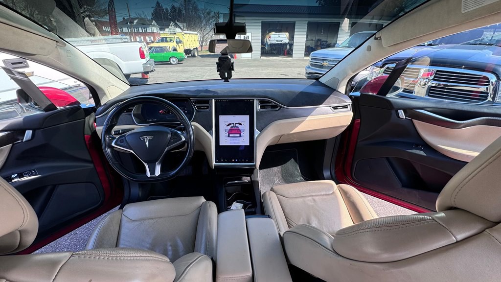 2016 Tesla Model X Image 15