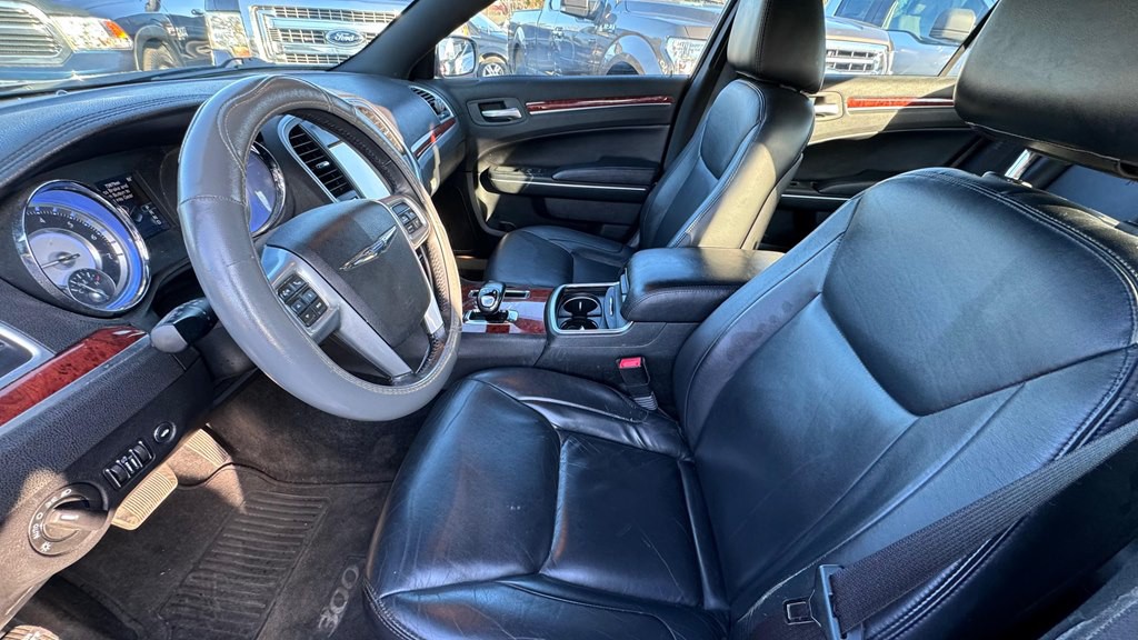 2013 Chrysler 300 Image 9
