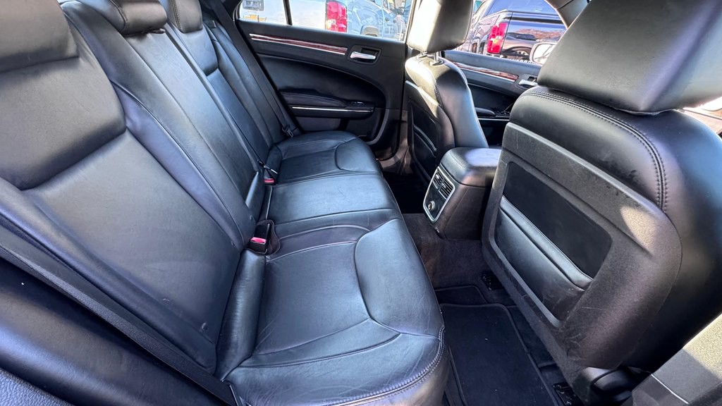 2013 Chrysler 300 Image 11