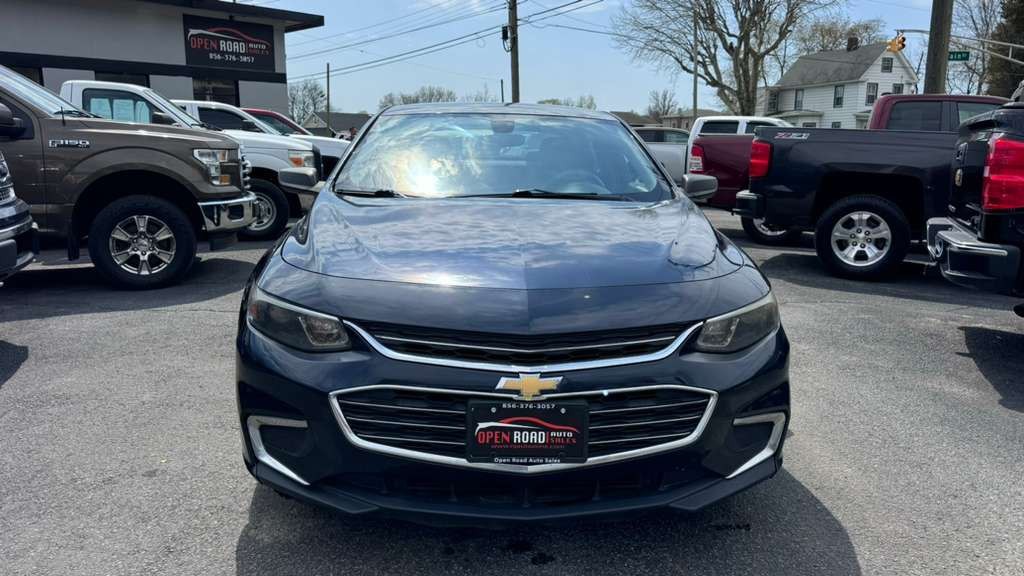 2017 Chevrolet Malibu Image 2