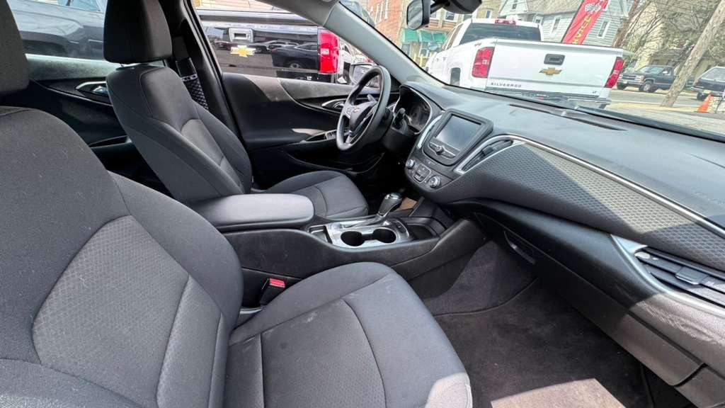2017 Chevrolet Malibu Image 13
