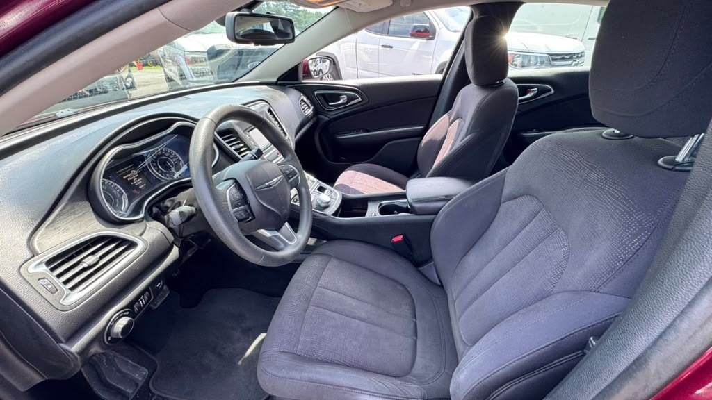 2015 Chrysler 200 Image 9
