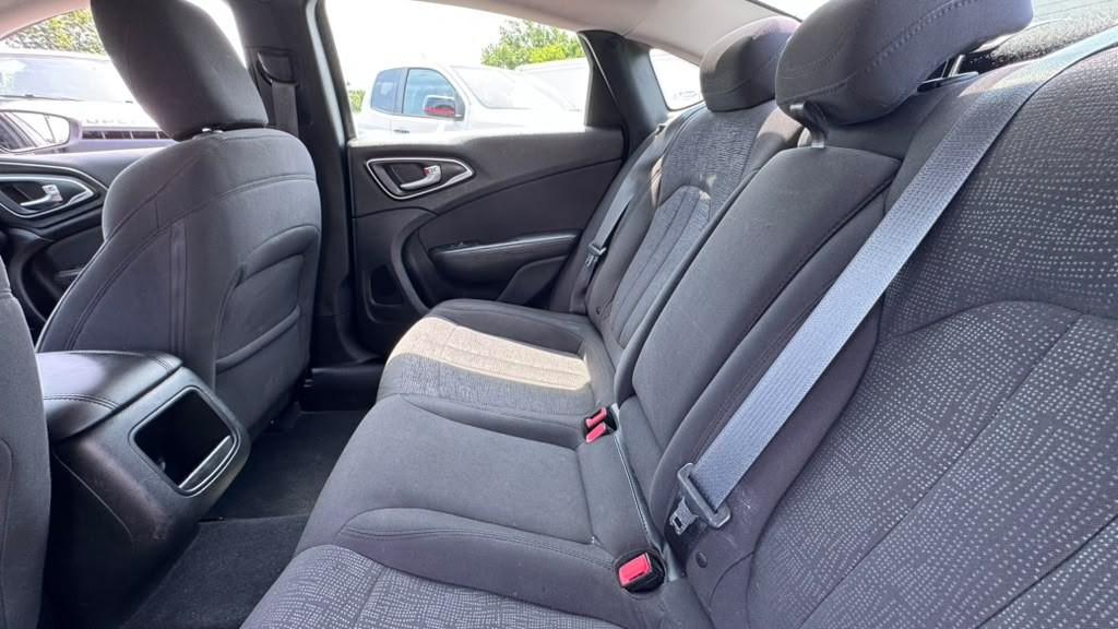 2015 Chrysler 200 Image 10