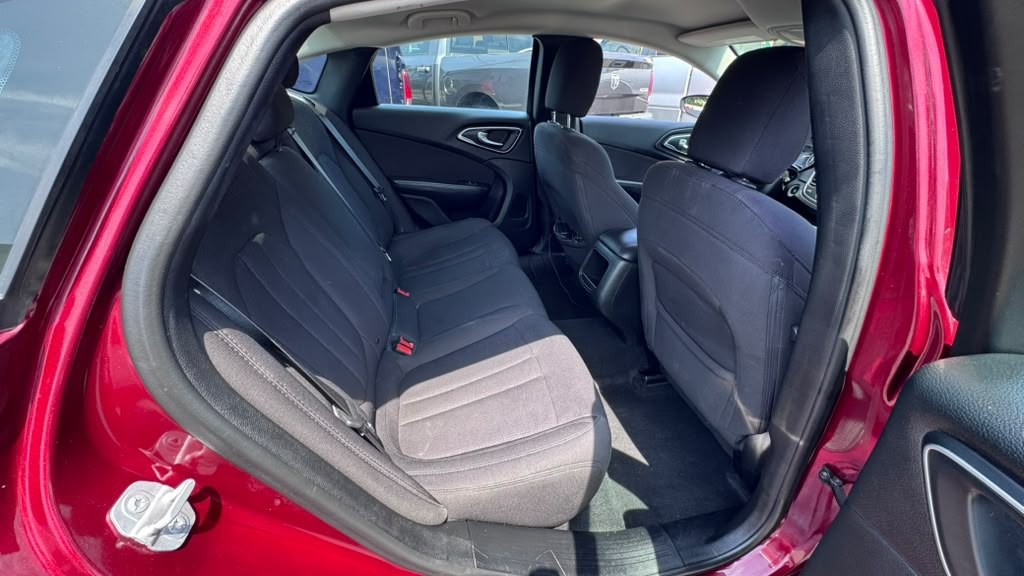 2015 Chrysler 200 Image 11