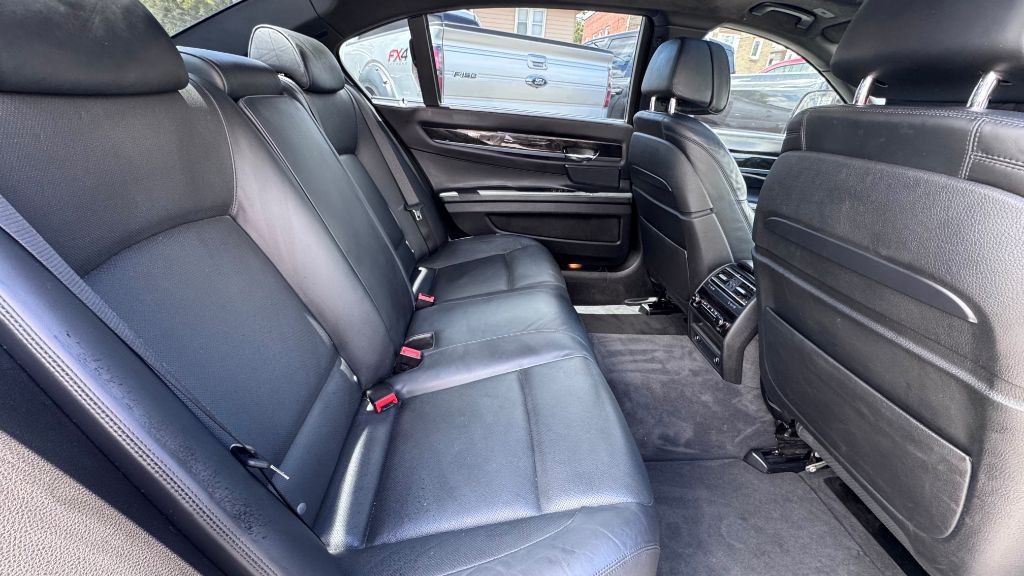 2015 BMW 7 Series Image 11