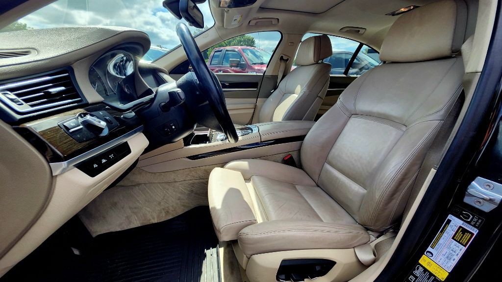 2013 BMW 7 Series Image 9