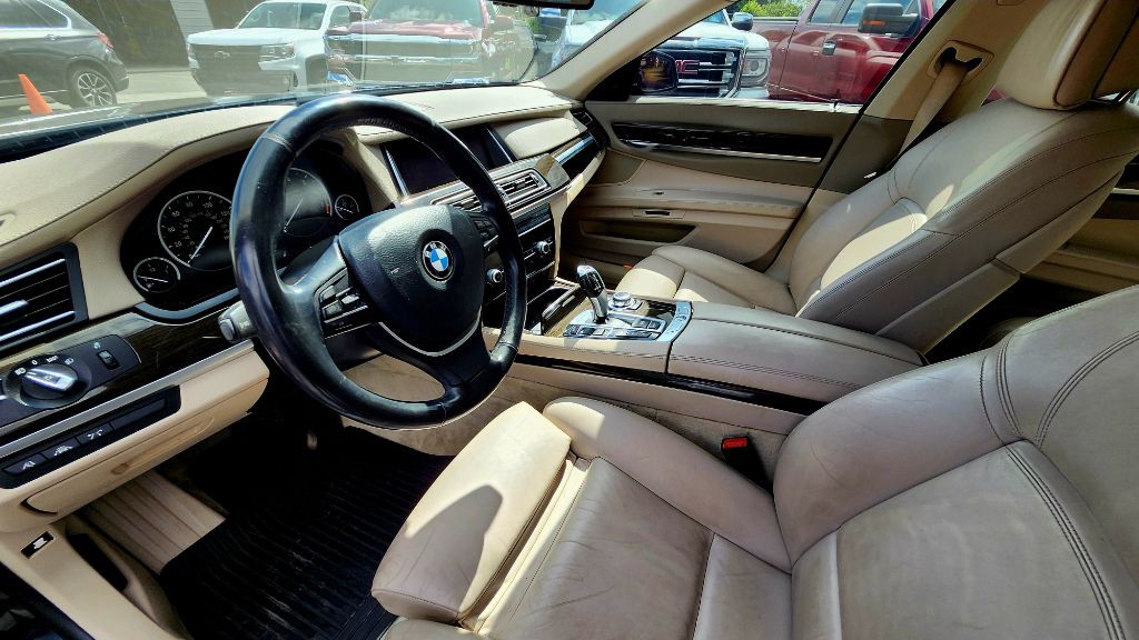 2013 BMW 7 Series Image 10