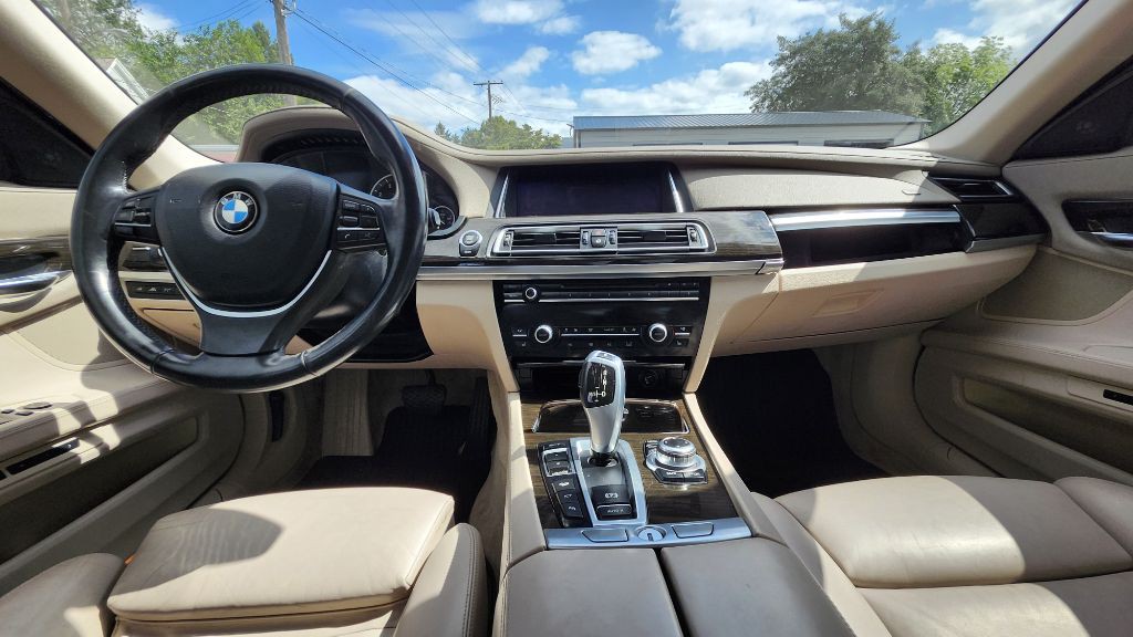 2013 BMW 7 Series Image 12