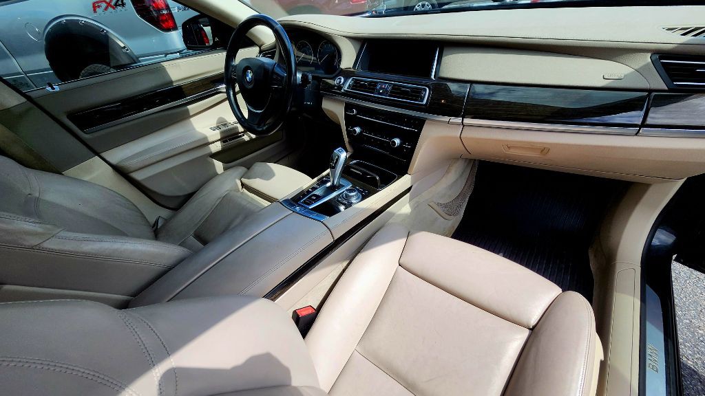 2013 BMW 7 Series Image 17