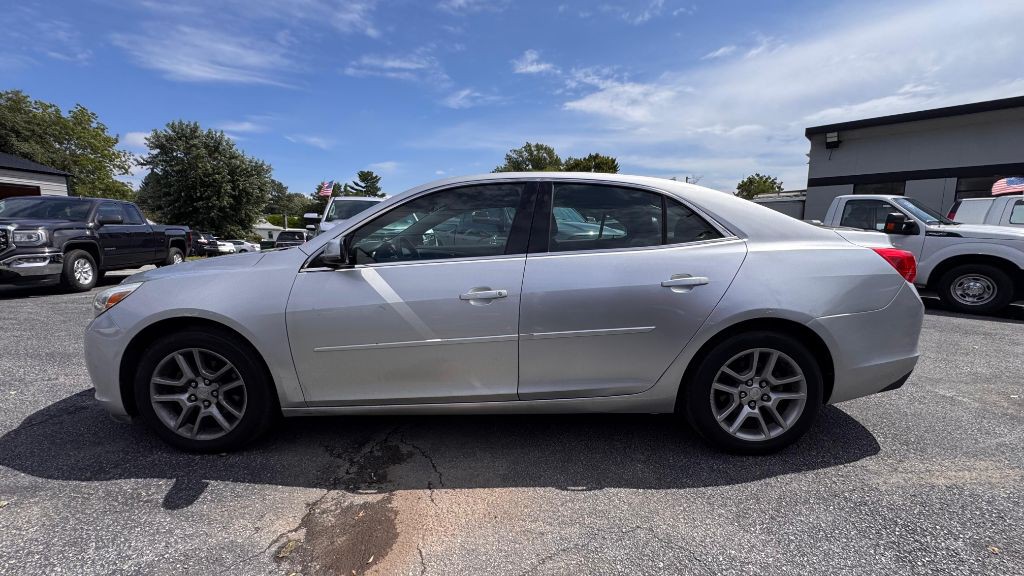 2016 Chevrolet Malibu Image 2