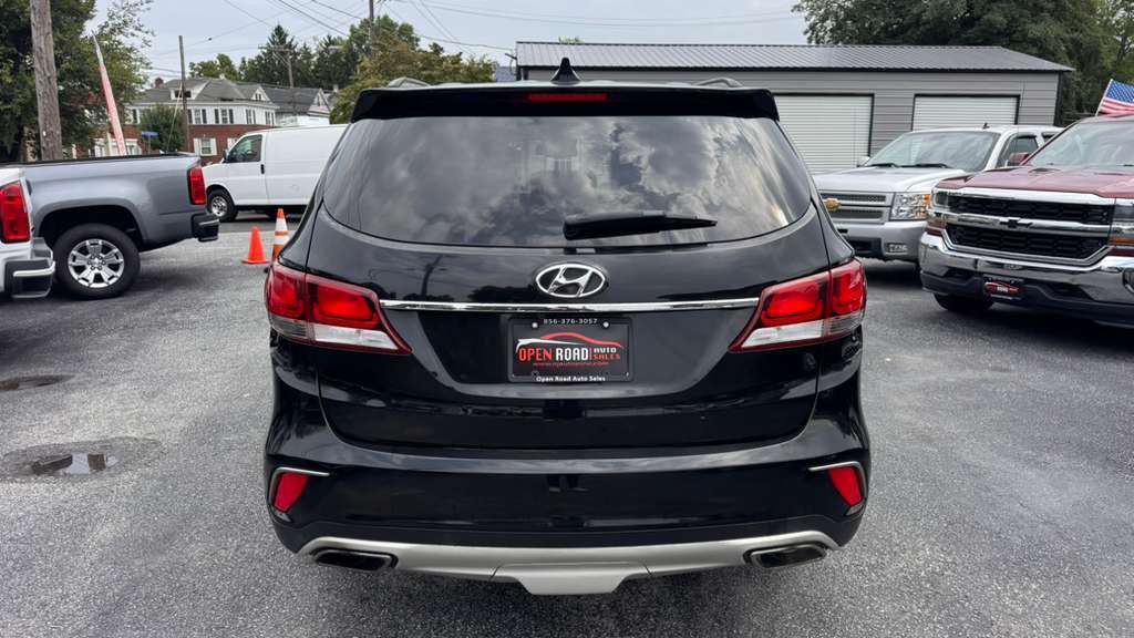 2017 Hyundai Santa Fe Image 2