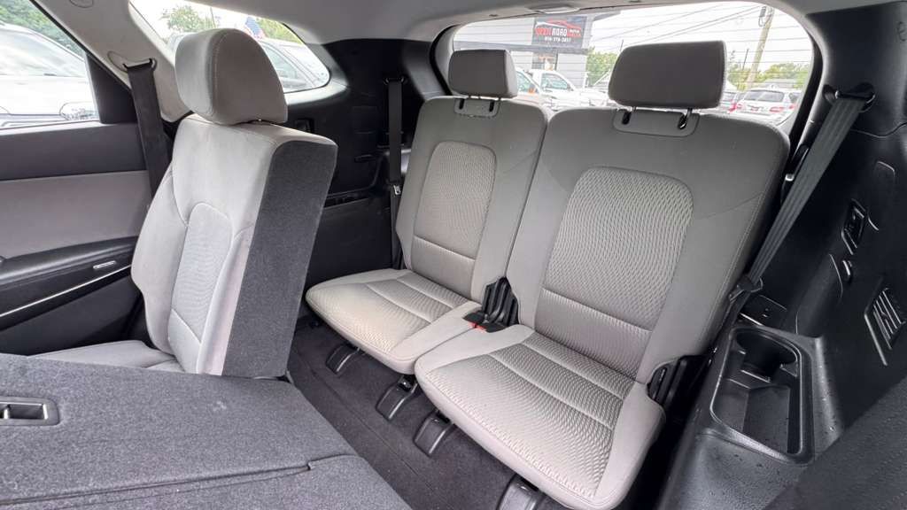 2017 Hyundai Santa Fe Image 11
