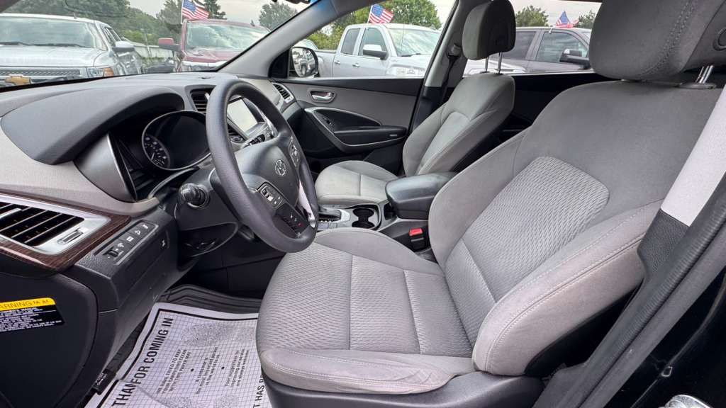2017 Hyundai Santa Fe Image 12