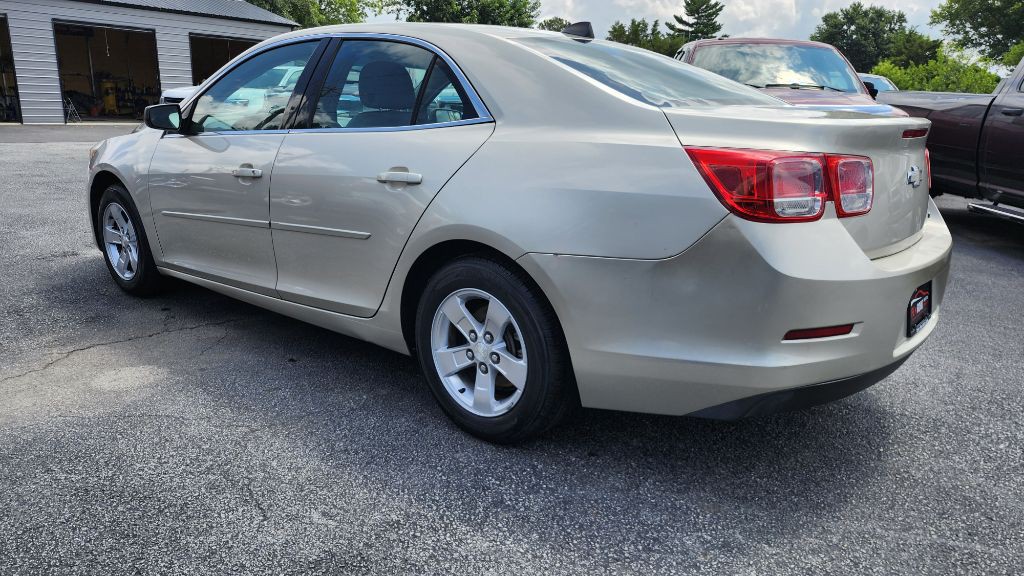 2013 Chevrolet Malibu Image 2