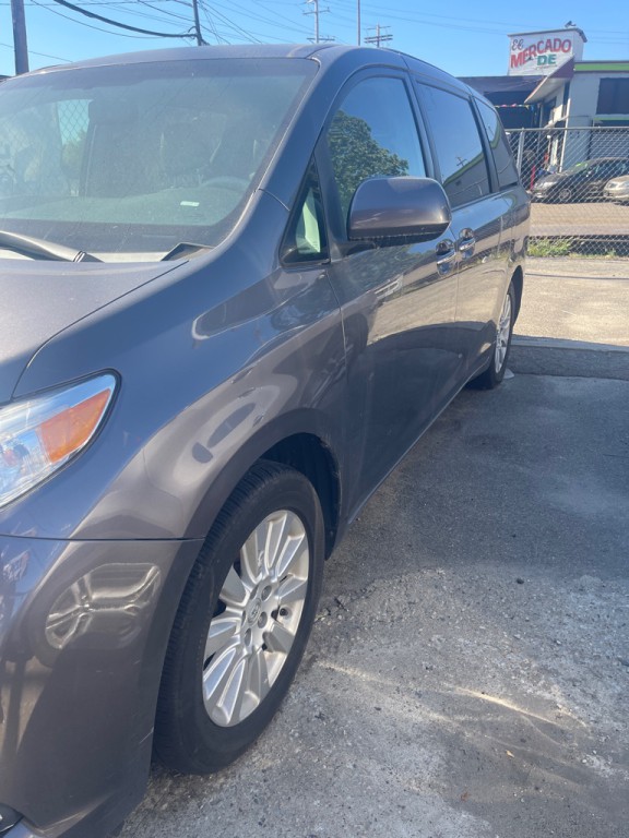 2014 Toyota Sienna Image 2